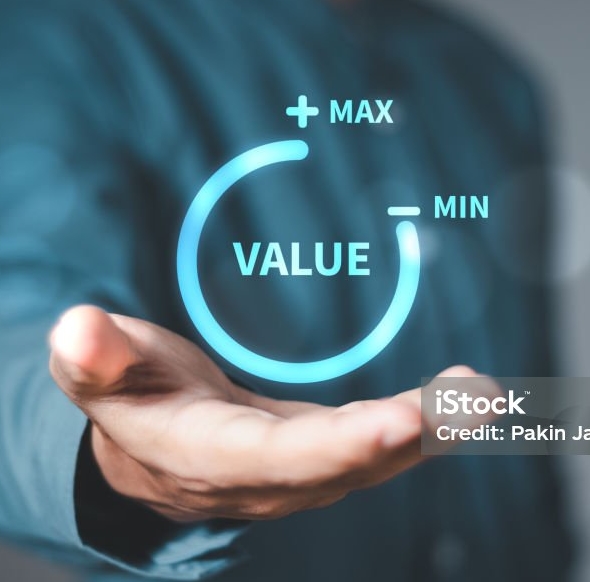 Concept de croissance d’entreprise, homme d’affaires détenant la valeur télécharger la progression de la valeur ajoutée