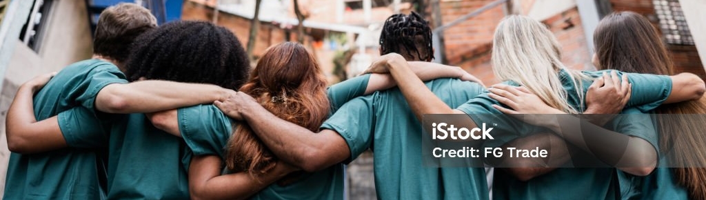 Equipe de sponsoring qui s’enlace