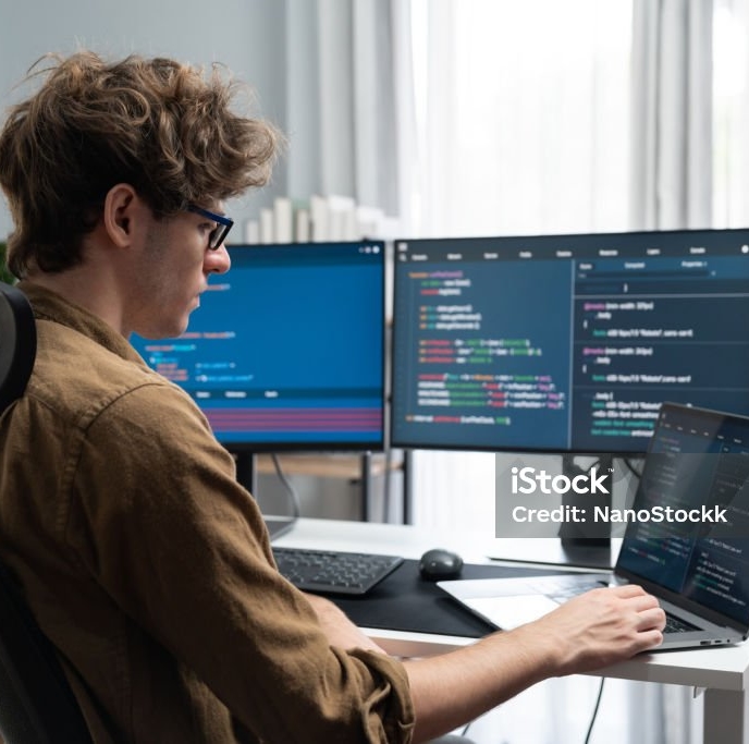 Informaticien dans la création de code logiciel en ligne
