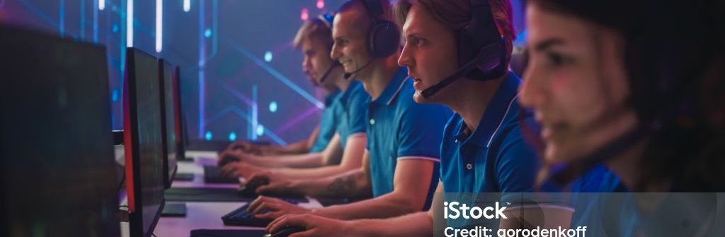 Diverses équipes esport de joueurs professionnels jouent dans un jeu vidéo sur ordinateur sur la compétition de championnat. Neon Cyber Games Arena. Streaming en ligne du