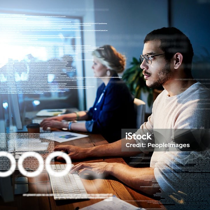 Deux personnes exécute du code côte à côteCropped shot of computer programmers working on new code