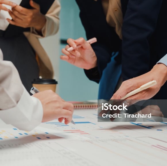 Gros plan personnes faisant un brainstorming