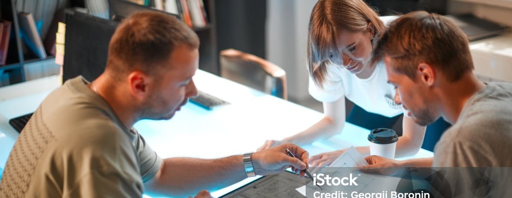 Jeune équipe qui évalue un projet